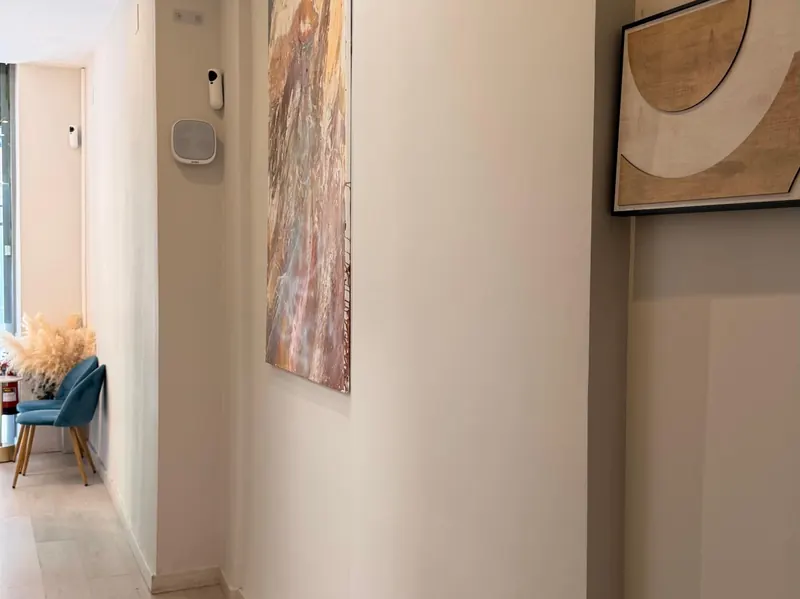 Pasillo de Clínica Holivine con sala de espera al fondo