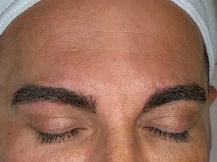 Cejas masculinas tras la micropigmentación