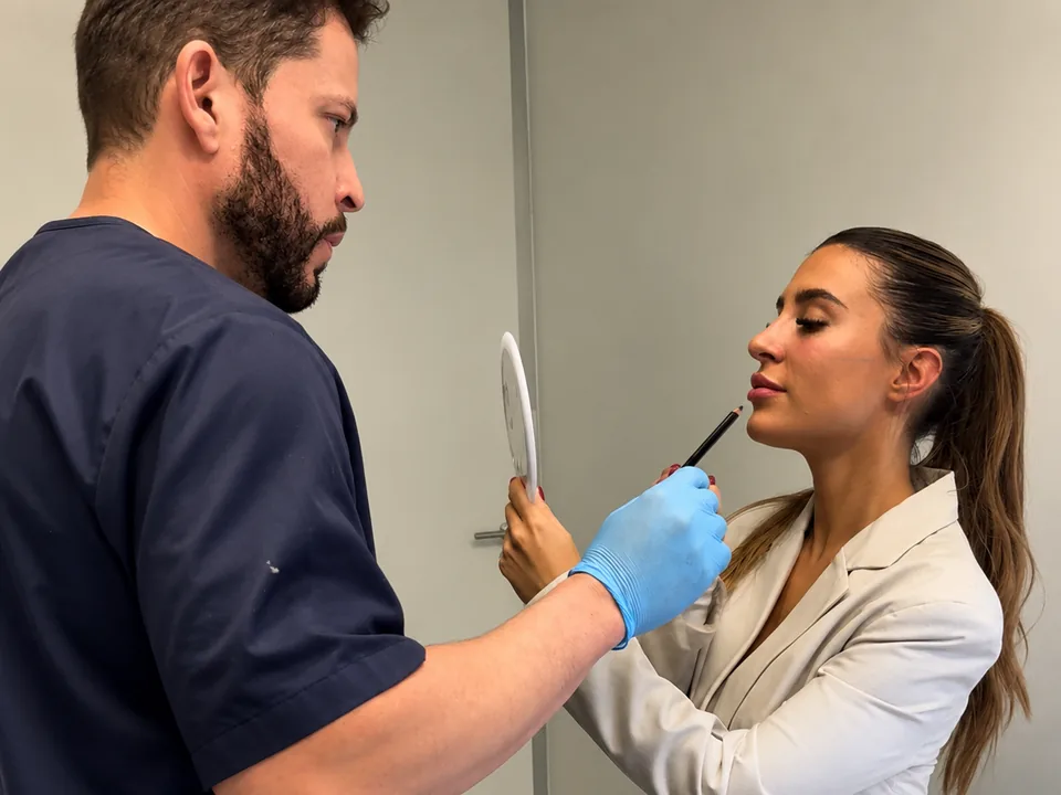 El Dr. Andrés Gómez marca el contorno facial de una paciente